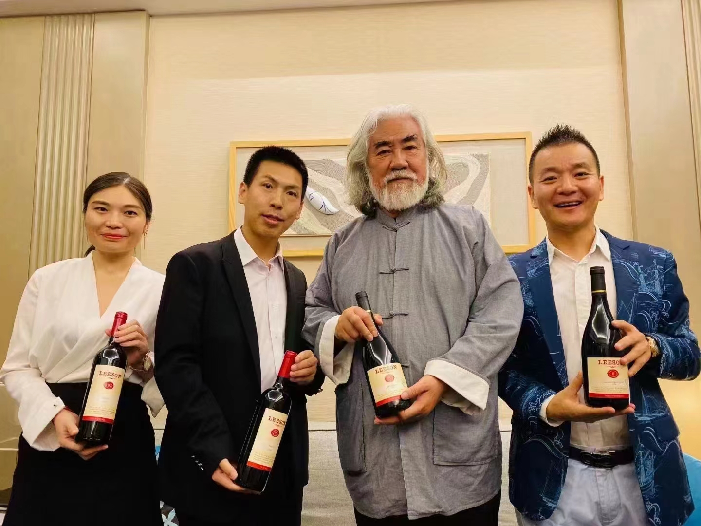 张纪中签约雷盛红酒品牌代言人
