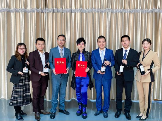 潘美辰代言洒派红酒，开启潇洒一派个性化的红酒品牌